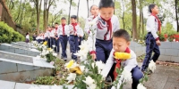 　　4月4日，彭水第四小学学生在彭水东门坡烈士陵园向英烈献花。通讯员 赵勇 摄 - 重庆新闻网