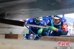 狭小空间破拆。　重庆市消防救援总队供图 摄 - 重庆新闻网