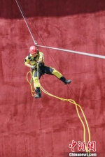 高空水平运送伤员。　重庆市消防救援总队供图 摄 - 重庆新闻网