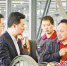 蹇锡高院士(右一)在了解线缆性能。(渝丰公司供图) - 重庆新闻网