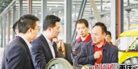 蹇锡高院士(右一)在了解线缆性能。(渝丰公司供图) - 重庆新闻网