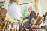 刘国枢依旧坚持每日作画和看书看报学习。特约摄影 龙帆 - 重庆新闻网