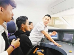 43名泰国留学生在渝学开高铁 - 重庆晨网