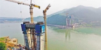 在建的明月峡长江特大桥主桥墩正紧张施工中。(摄于4月25日)记者 罗斌 摄 - 重庆新闻网