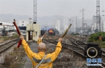 （图片故事）（1）重庆铁路枢纽67岁最老驼峰“退役” 人工控制驼峰溜放调车成为历史 - 新华网