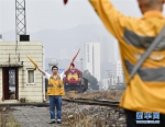 （图片故事）（2）重庆铁路枢纽67岁最老驼峰“退役” 人工控制驼峰溜放调车成为历史 - 新华网