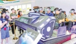 五月十七日，在西洽会渝中区展台，观展者体验VR技术。 - 重庆新闻网