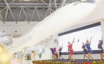 5月17日，在西洽会一航空公司展台，空姐们翩翩起舞。 - 重庆新闻网