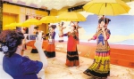 五月十七日，在西洽会展区现场，身着盛装的凉山彝族自治州的姑娘们展示其民族风情。 - 重庆新闻网