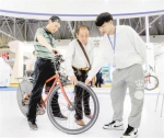 五月十七日，在西洽会江津展台，一款太阳能电动智能助力自行车样车引来观展者关注。 - 重庆新闻网