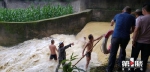 惊险！两男孩被困河中 避雨群众上演生死救援 - 重庆晨网