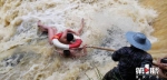 惊险！两男孩被困河中 避雨群众上演生死救援 - 重庆晨网