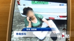 好险！女子被压车底，20人抬车救她！ - 重庆晨网