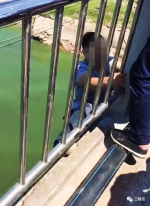 一男子双手握着大桥栏杆要跳河！警民联手将其救下 - 重庆晨网