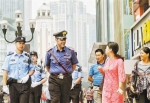 中意警察联合巡逻解放碑 - 重庆新闻网