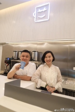 王俊凯爸妈奶茶店开张，店内关于小凯的细节太暖，尤其是全家福 - 重庆晨网