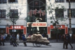 80年代重庆爬坡上坎的老照片 那时的群林商场很气派 - 重庆晨网