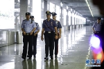 帅哦！意大利警察现身重庆西站 与重庆民警展开联合巡逻 - 重庆晨网