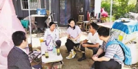 重庆科技学院毕业生陈兴作（右一）和团队在山东鲁源新村实地调研。（受访者供图） - 重庆新闻网