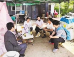 重庆科技学院毕业生陈兴作（右一）和团队在山东鲁源新村实地调研。（受访者供图） - 重庆新闻网