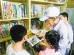 赵志成在家庭图书馆里和孩子们一起读书。记者 张莎 摄 - 重庆新闻网
