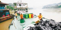 7月15日，一艘船舶污染物接收船在长江江津段珞璜镇石梁坝码头作业。首席记者 谢智强 摄 - 重庆新闻网