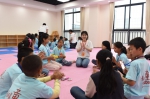 困境儿童与教师开展互动游戏 记者 陆海银 摄4.jpg - 妇联