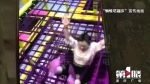 女子玩网红运动“蜘蛛塔” 坠落蹦床腰部受伤 - 重庆晨网