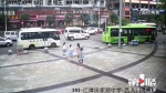千万不要这样过马路，监控记录男子被撞瞬间 - 重庆晨网