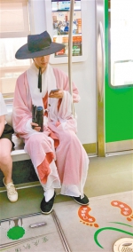 21岁小哥哥每天穿汉服坐轨道：5年来生活中全是穿这个 - 重庆晨网