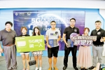 七月三十日，重庆首批5G体验用户展示领取的5G号卡和体验手机。新华社记者 唐奕 摄 - 重庆新闻网