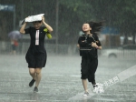 8月3日下午6点20分，南坪西路，市民在突降的暴雨中奔跑。华龙网-新重庆客户端见习记者 张质 摄 - 重庆新闻网