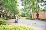 7月3日，南岸区涂山镇福民社区，市民在社区内的论语公园散步休闲。记者 齐岚森 摄 - 重庆新闻网
