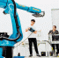 八月五日，在重庆德新机器人检测中心有限公司，工程师在工业机器人检测实验室利用激光跟踪仪测试六轴工业机器人性能。记者 张锦辉 摄 - 重庆新闻网