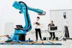 八月五日，在重庆德新机器人检测中心有限公司，工程师在工业机器人检测实验室利用激光跟踪仪测试六轴工业机器人性能。记者 张锦辉 摄 - 重庆新闻网