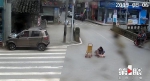 视频好吓人！越野车突然启动撞翻婴儿车 - 重庆晨网