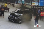 视频好吓人！越野车突然启动撞翻婴儿车 - 重庆晨网