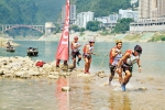 8月25日，第十六届中国国际山地户外运动公开赛暨2019中国山地户外运动系列赛在重庆武隆举行。图为参赛选手正在拉纤。首席记者 谢智强 实习生 颜梁 摄 - 重庆新闻网