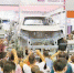 八月二十七日，智能机器人现场总装汽车演示，吸引了众多观众驻足观赏。特约摄影 钟志兵 - 重庆新闻网