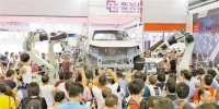 八月二十七日，智能机器人现场总装汽车演示，吸引了众多观众驻足观赏。特约摄影 钟志兵 - 重庆新闻网