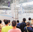 八月二十九日，第二届国际无人机竞速大奖赛比赛场地举行无人机嘉年华活动，观众在此观看飞行表演。首席记者 谢智强 摄 - 重庆新闻网
