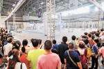 八月二十九日，第二届国际无人机竞速大奖赛比赛场地举行无人机嘉年华活动，观众在此观看飞行表演。首席记者 谢智强 摄 - 重庆新闻网