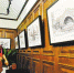 九月六日，重庆大学A区图书馆，观众欣赏“岁月留痕·笔尖下的重大”画展。记者 卢越 摄 - 重庆新闻网