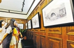 九月六日，重庆大学A区图书馆，观众欣赏“岁月留痕·笔尖下的重大”画展。记者 卢越 摄 - 重庆新闻网