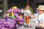 赏非遗      9月14日，在黔江区濯水古镇，游客与表演市级非遗项目舞狮的民间艺人互动。特约摄影 杨敏 - 重庆新闻网