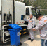 环卫工人正在扫描餐厨垃圾桶上的二维码(3555249)-20191021102348.jpg - 重庆晨网
