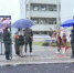 老师打伞学生淋雨遭市民质疑 校方：雨不大 - 重庆晨网
