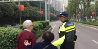 举报！这个民警帮人“横穿马路”还做起了“兼职”！ - 重庆晨网