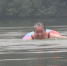 78岁老太每天5点游泳1小时 背后有一个抗击癌症的感人故事 - 重庆晨网