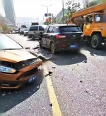 惊险瞬间！小车越线超车致三车相撞 - 重庆晨网